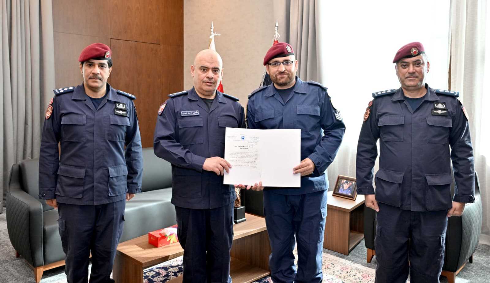 رئيس الشرطة يكرم شرطيين تقديراً لقيامهما بإنقاذ طفلة تعرضت للغرق<